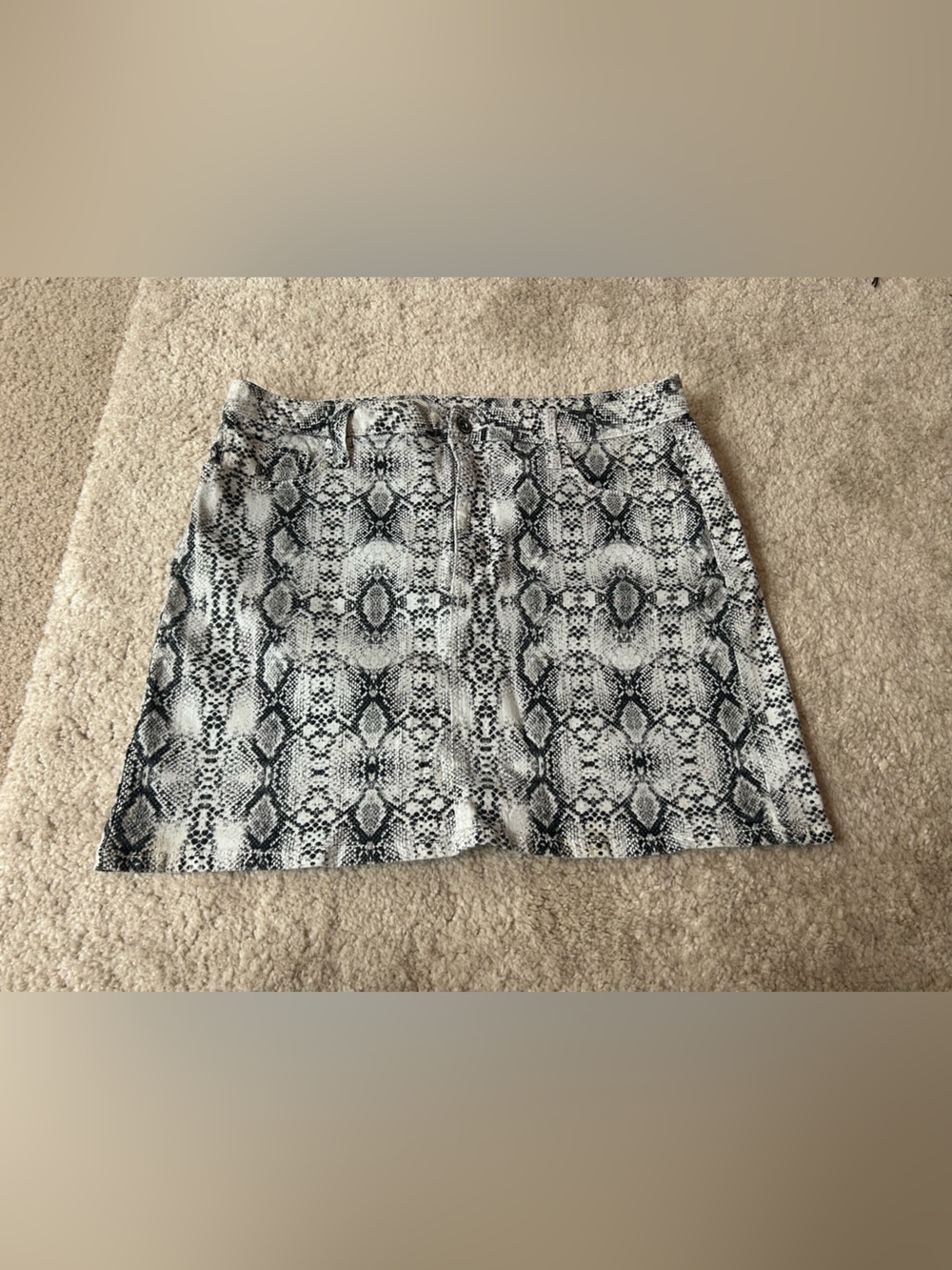 ARIZONA Junior’s/ Women's Snake Print Mini Skirt - Black & White